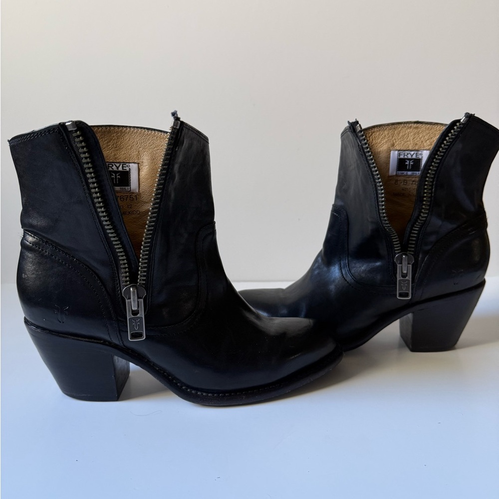 Frye Leslie Women’s Black Leather Western Zip Booties size 8.5 - Picture 9 of 10